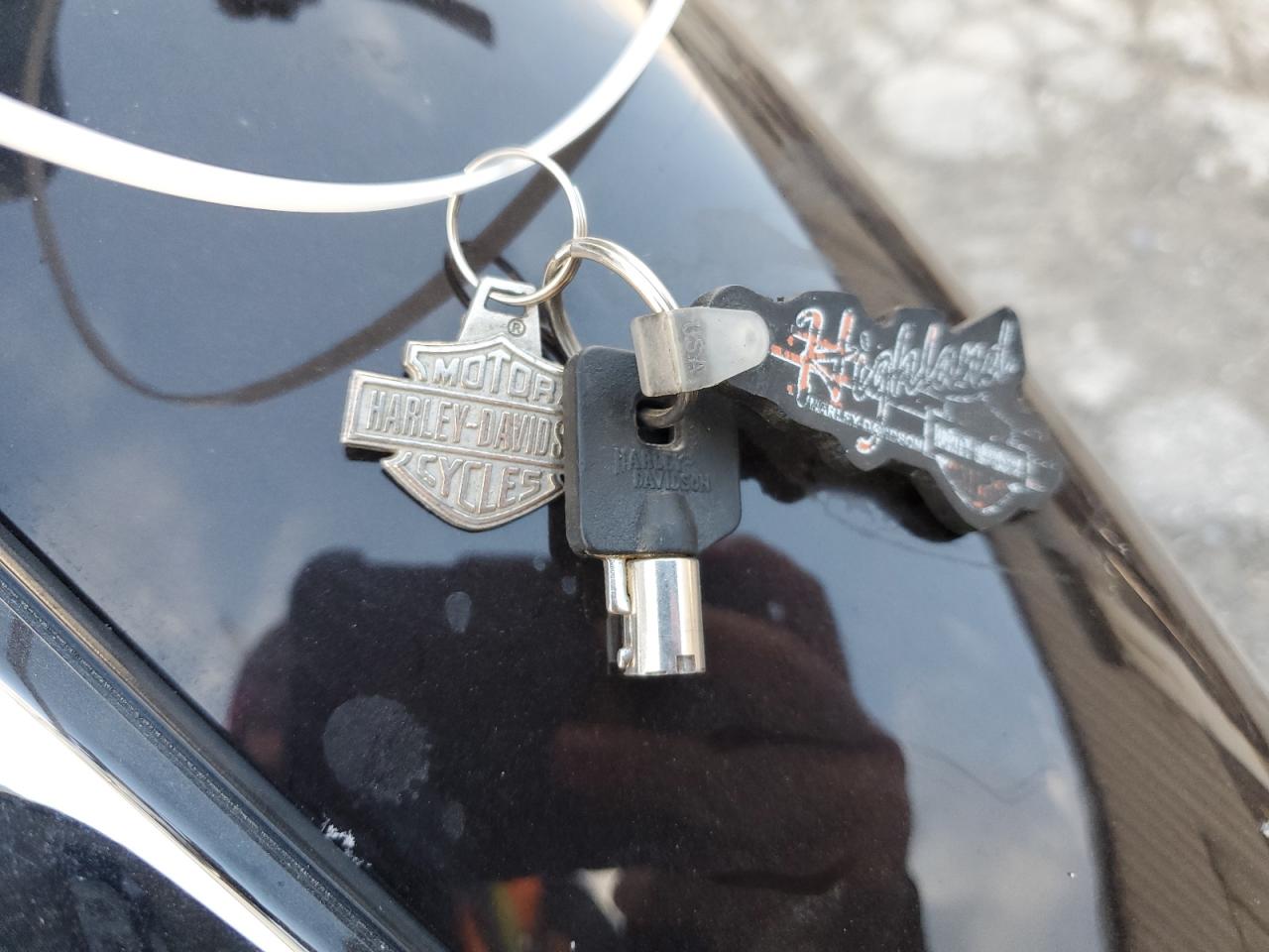 2011 Harley-Davidson Flhtcu VIN: 1HD1FC413BB653077 Lot: 83569164