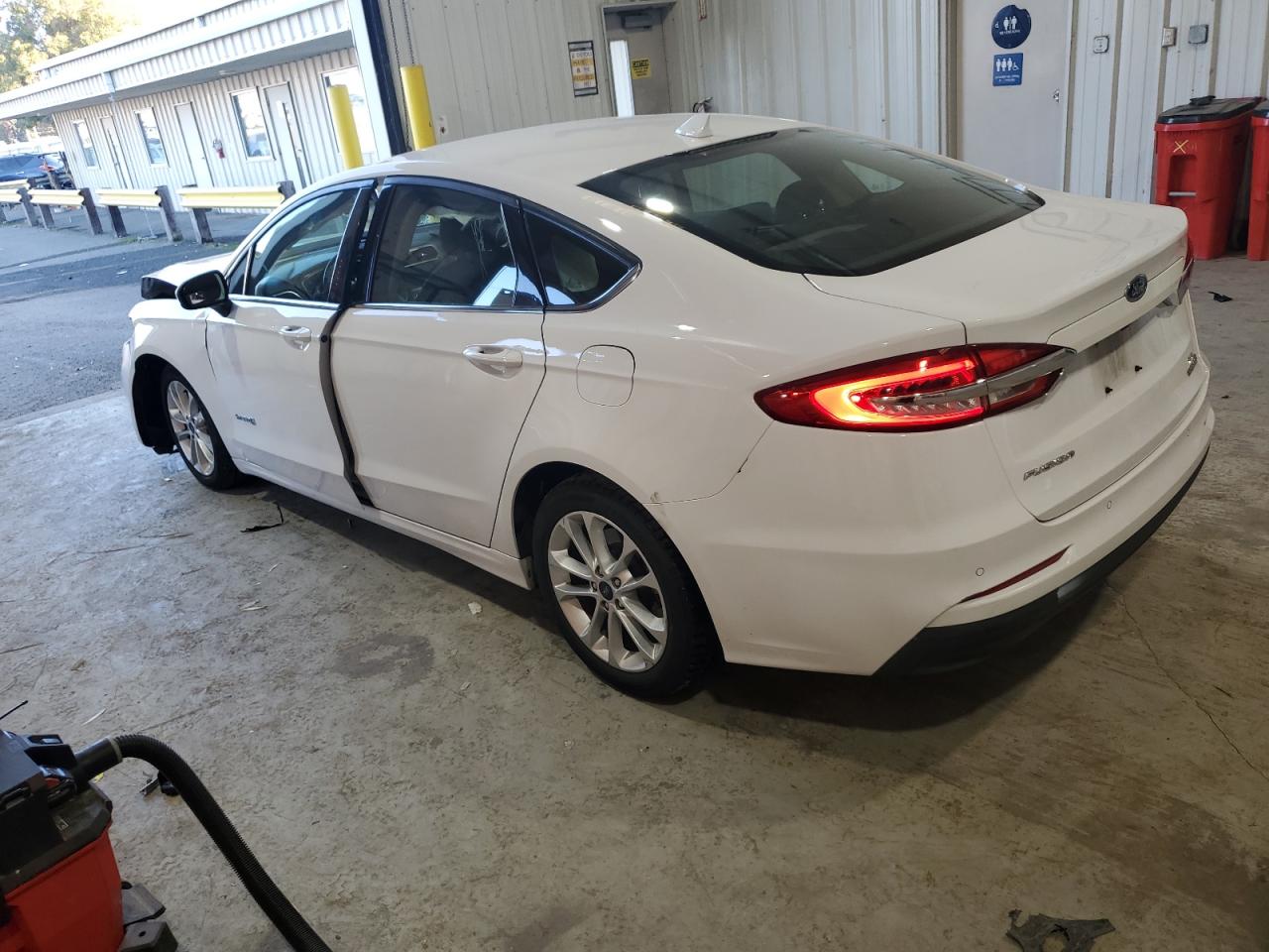 VIN 3FA6P0LU3KR135924 2019 FORD FUSION no.2