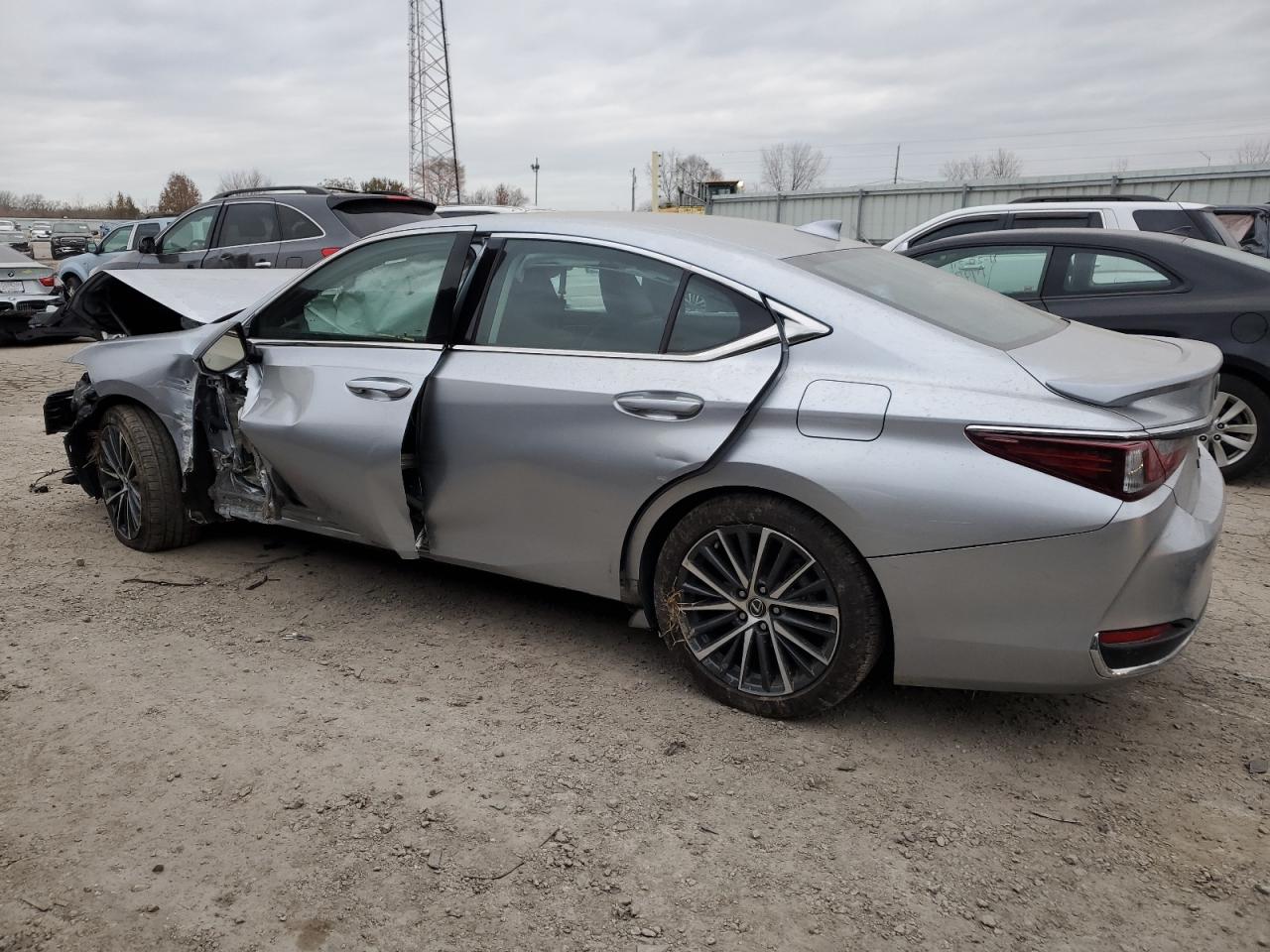 2023 Lexus ES - Image 2
