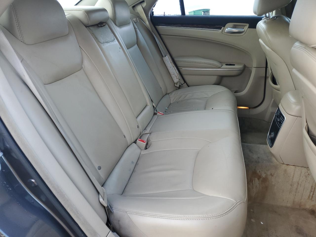 2014 Chrysler 300 - Image 10