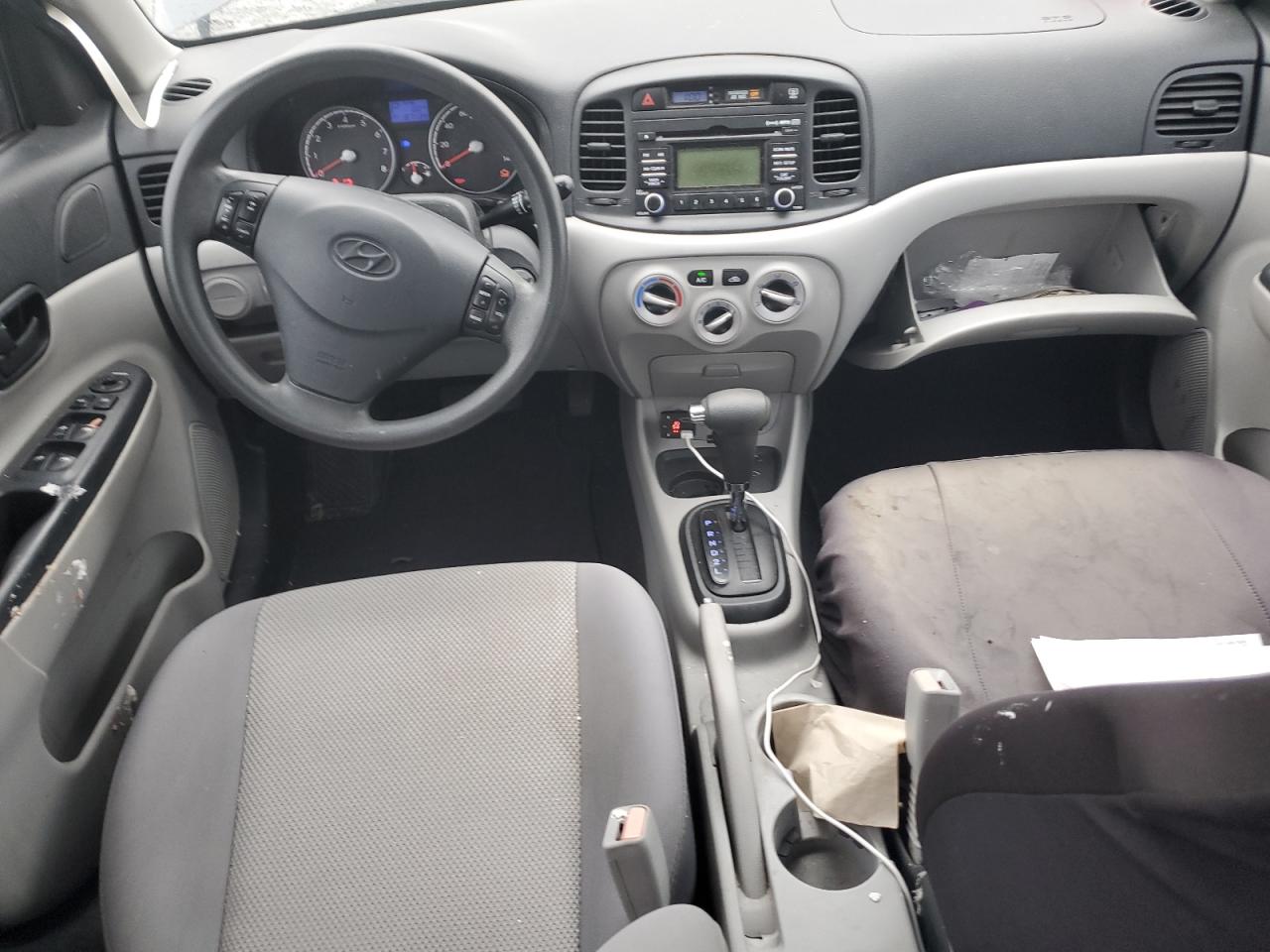 2011 Hyundai Accent - Image 8