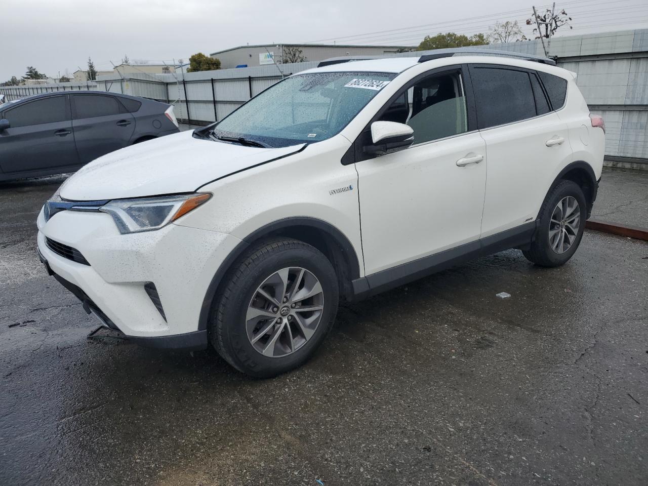 VIN JTMRJREV5JD250678 2018 TOYOTA RAV4 no.1