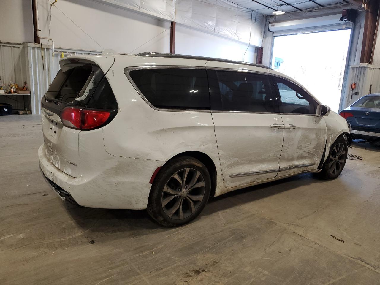 2017 Chrysler Pacifica - Image 3