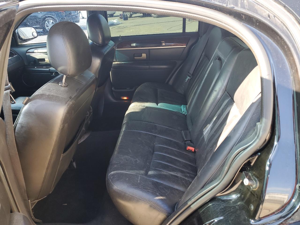 2006 Lincoln Town Car - Image 10