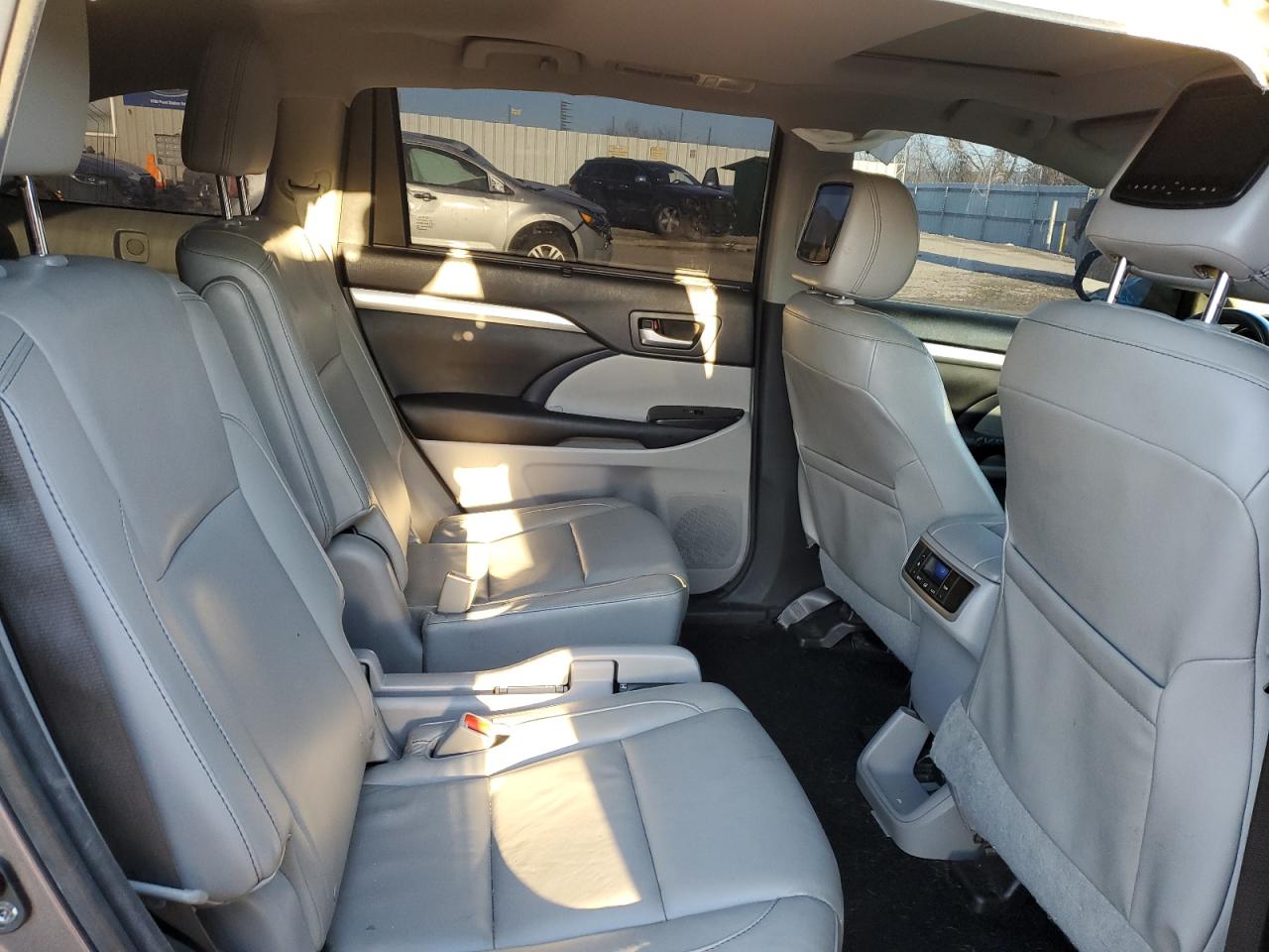 2016 Toyota Highlander - Image 11
