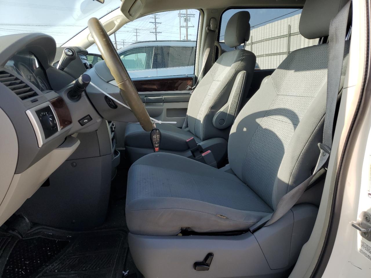 2010 Chrysler Town & Country - Image 7