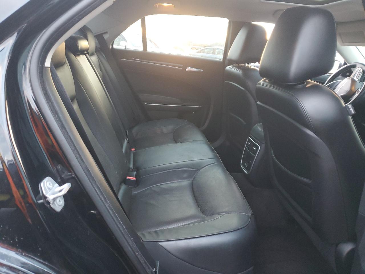 2018 Chrysler 300 - Image 10