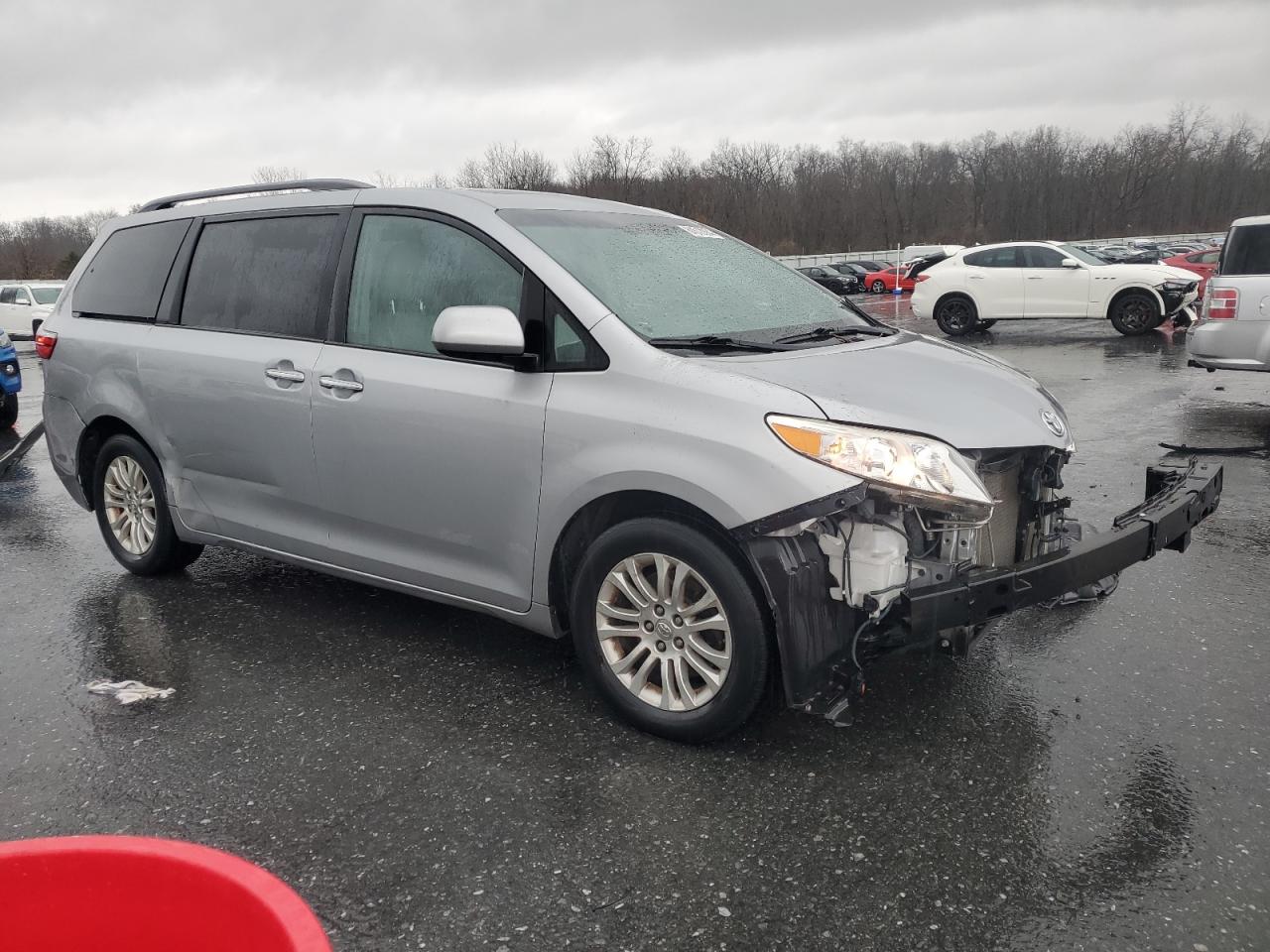 2015 Toyota Sienna - Image 4
