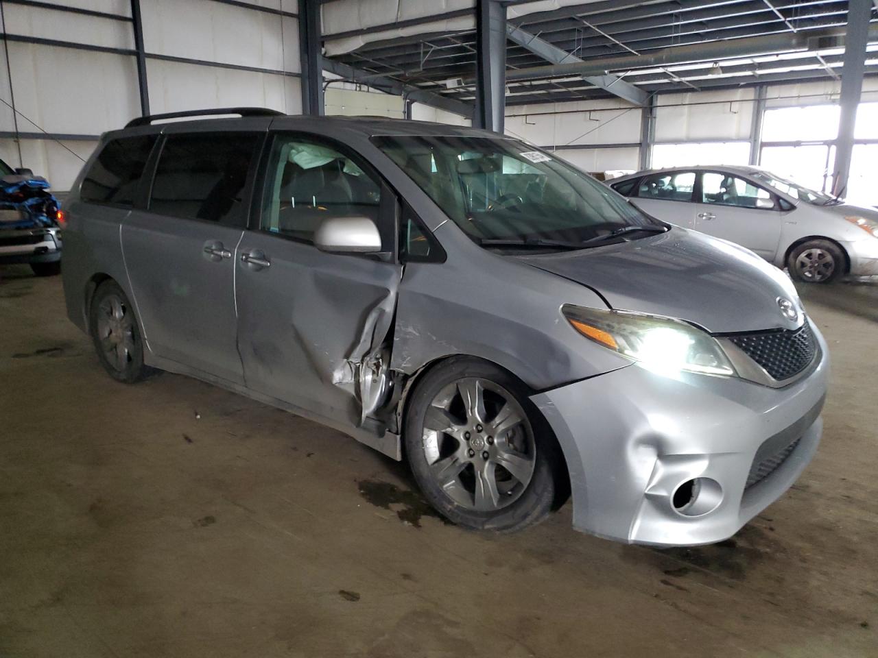 VIN 5TDXK3DC5FS528430 2015 TOYOTA SIENNA no.4