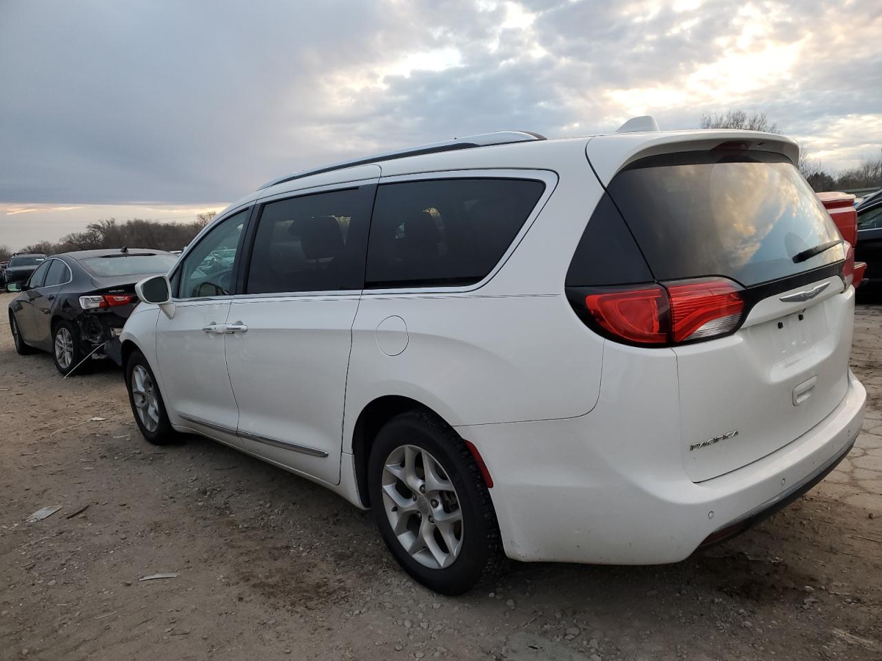 2017 Chrysler Pacifica - Image 2