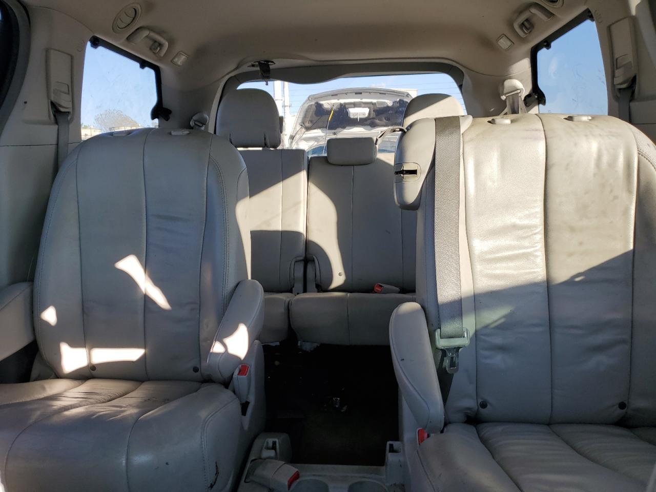 2013 Toyota Sienna - Image 10