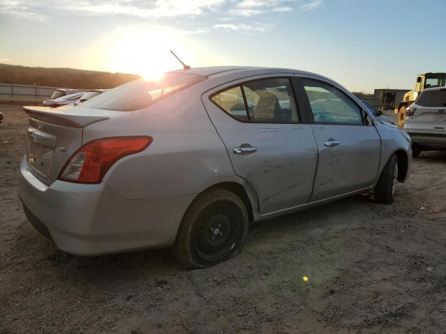  NISSAN VERSA 2019 Srebrny