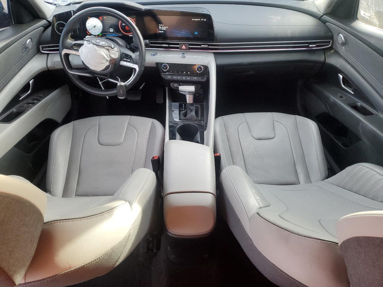 2022 Hyundai Elantra - Image 8