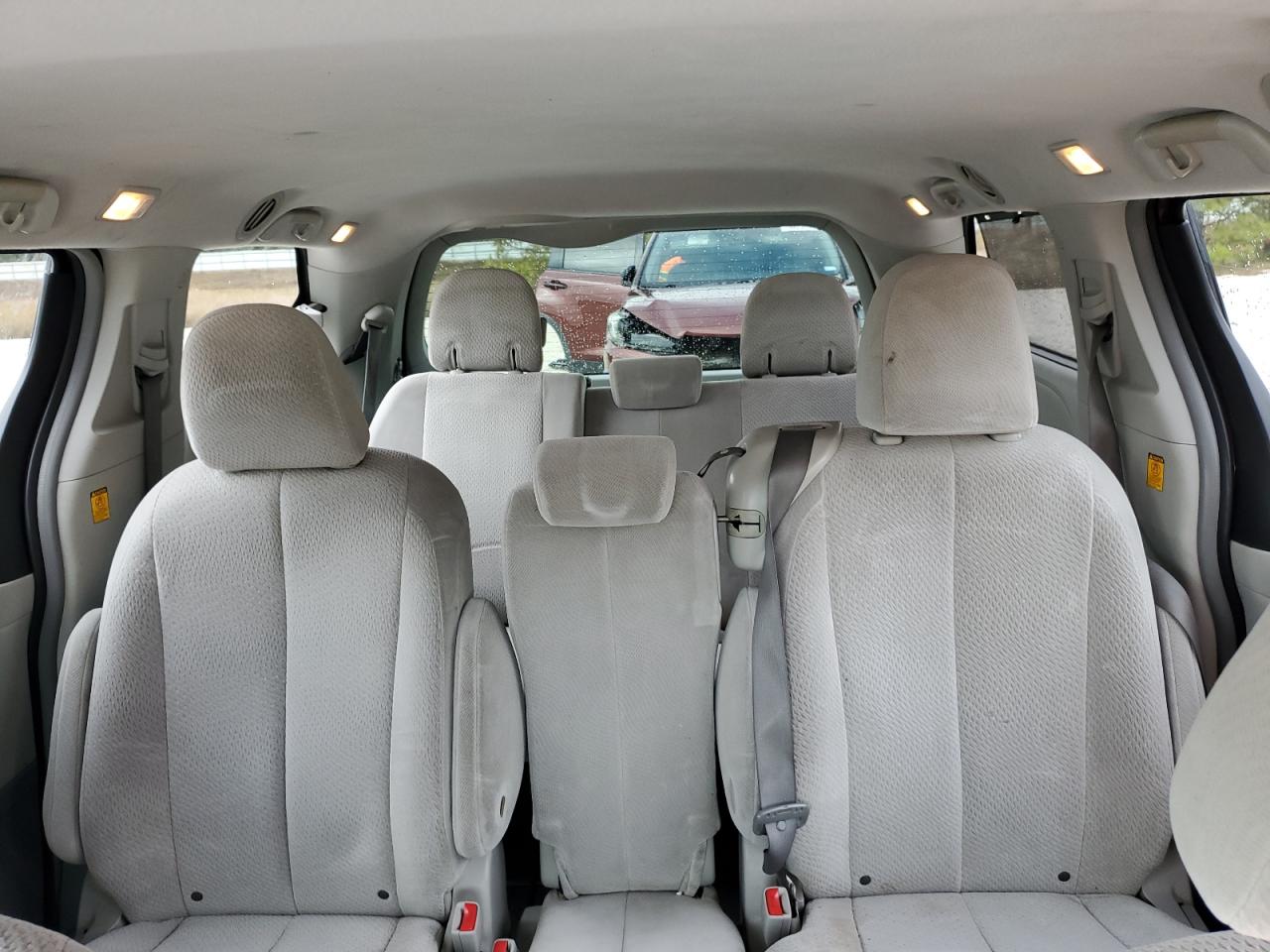 2011 Toyota Sienna - Image 10