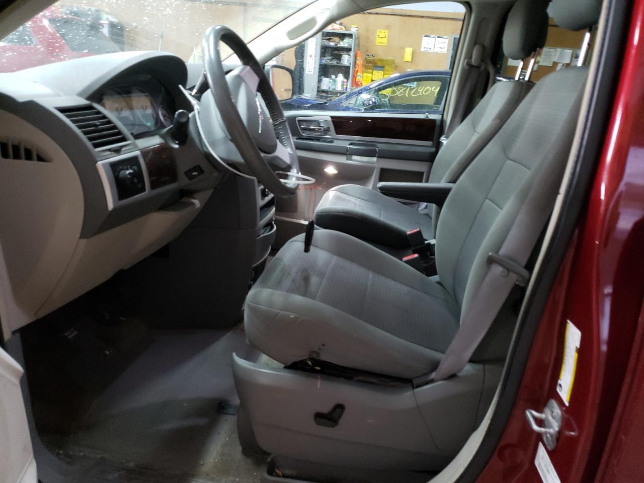 2010 Chrysler Town & Country - Image 7