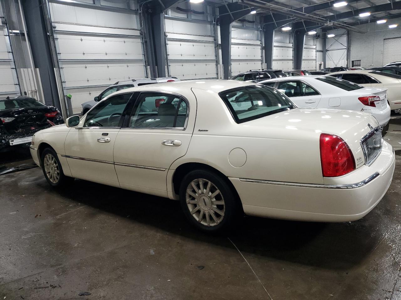 2007 Lincoln Town Car - Image 2