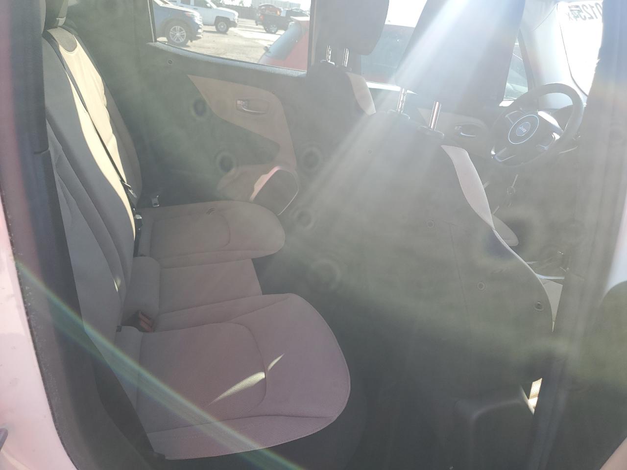 2016 Jeep Renegade - Image 10