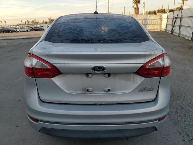 Sedans FORD FIESTA 2015 Silver