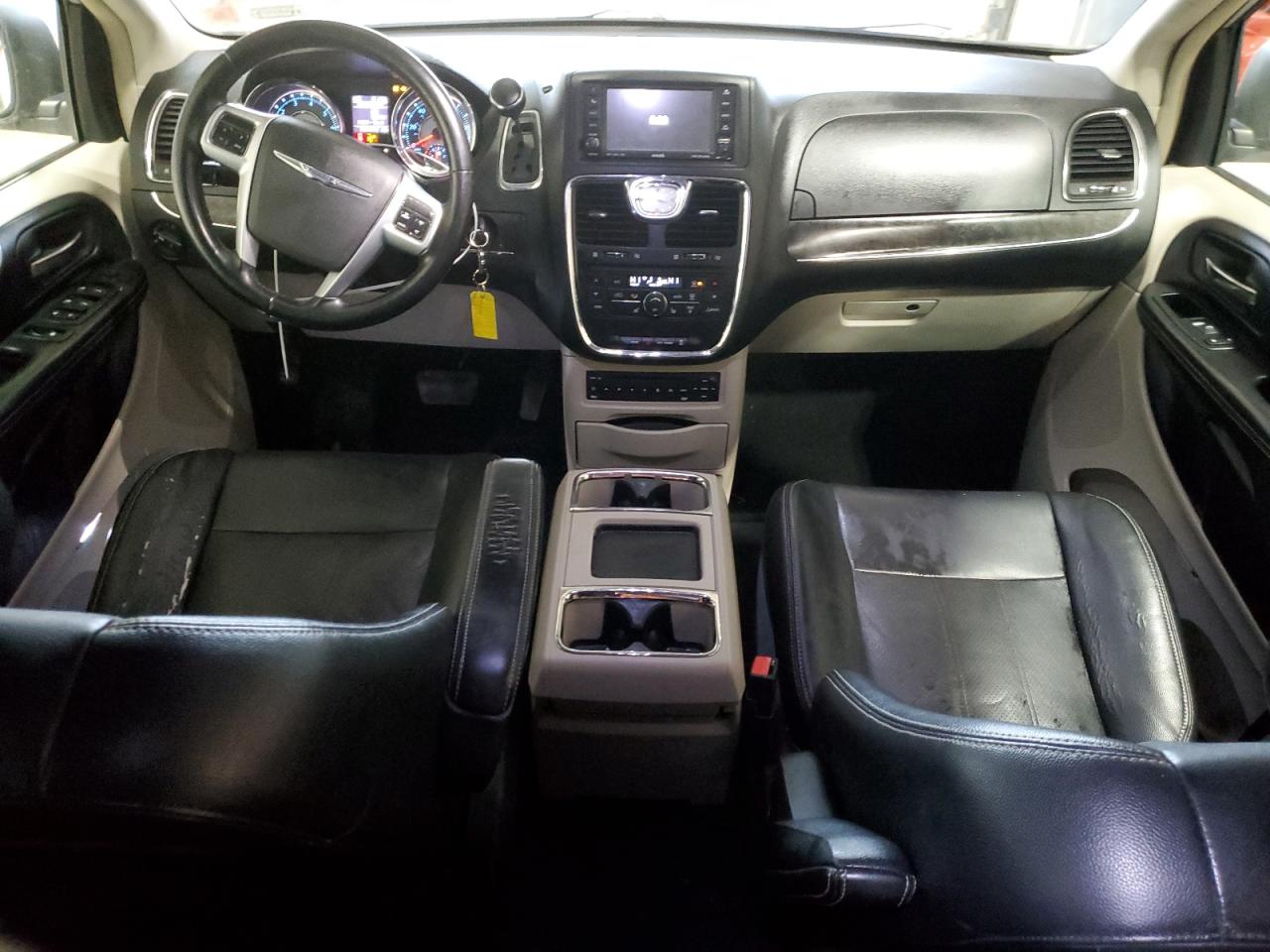 2011 Chrysler Town & Country - Image 8