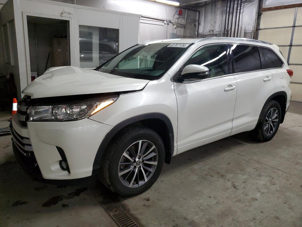 VIN 5TDJZRFH0JS560384 2018 TOYOTA HIGHLANDER no.1