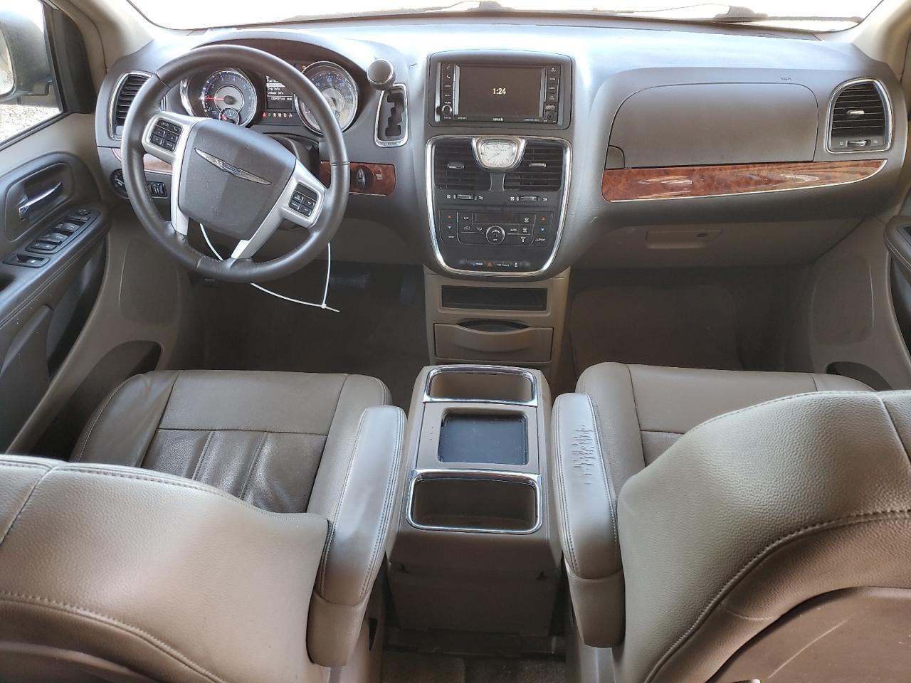 2016 Chrysler Town & Country - Image 8