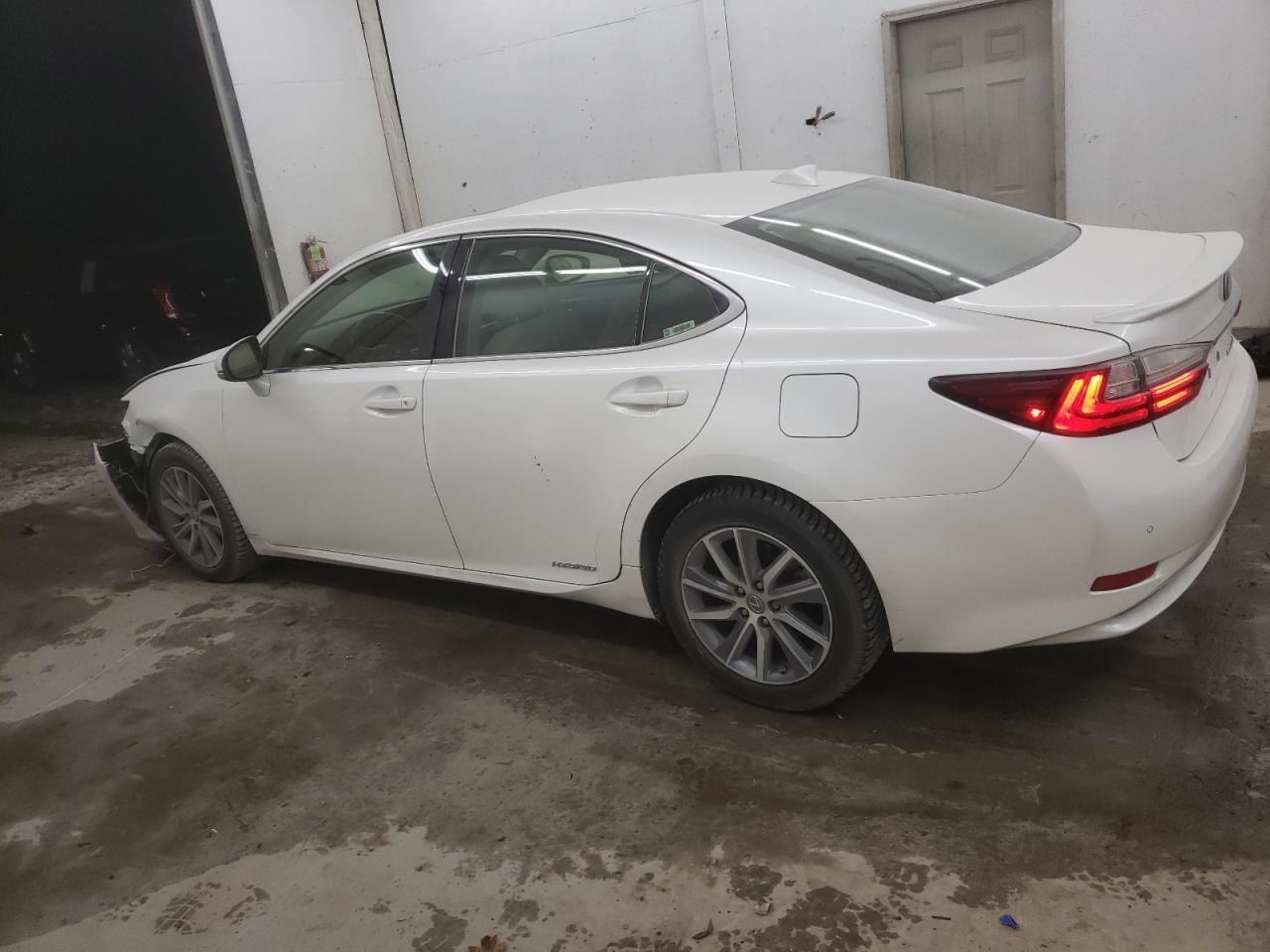 VIN JTHBW1GG6J2185210 2018 LEXUS ES300 no.2