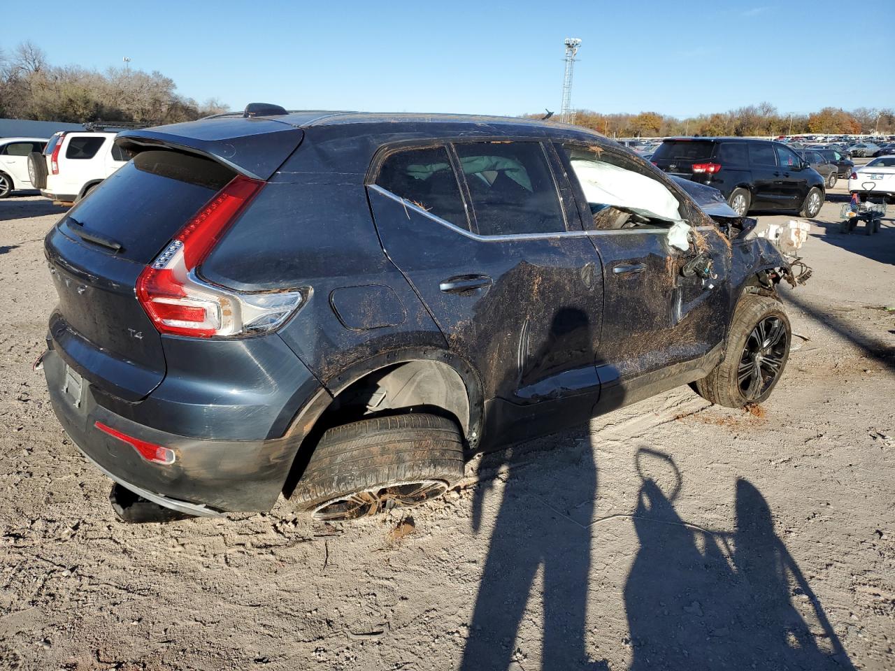 2022 Volvo XC40 - Image 3
