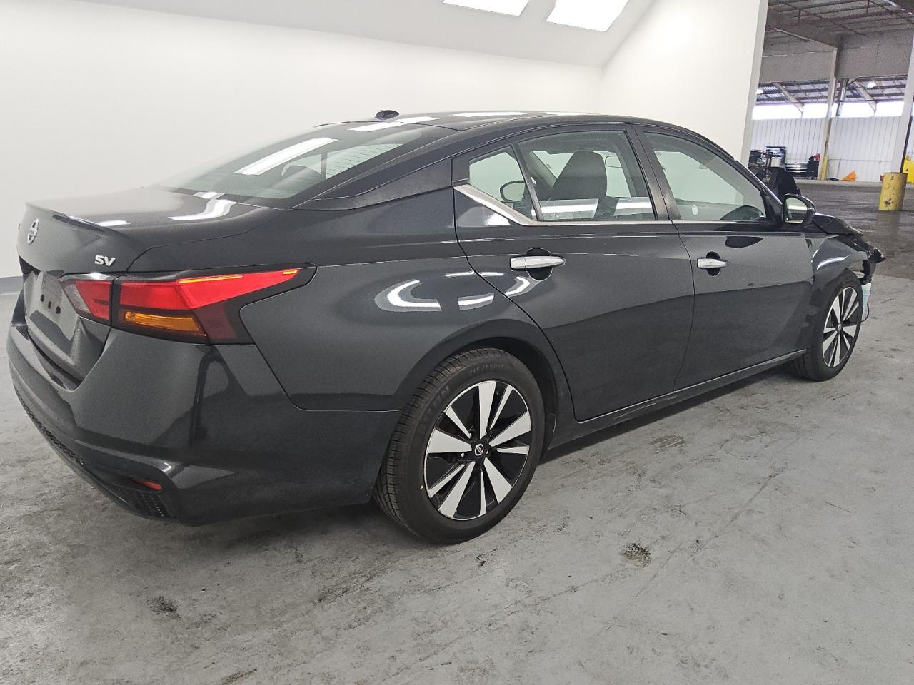 2021 Nissan Altima - Image 3