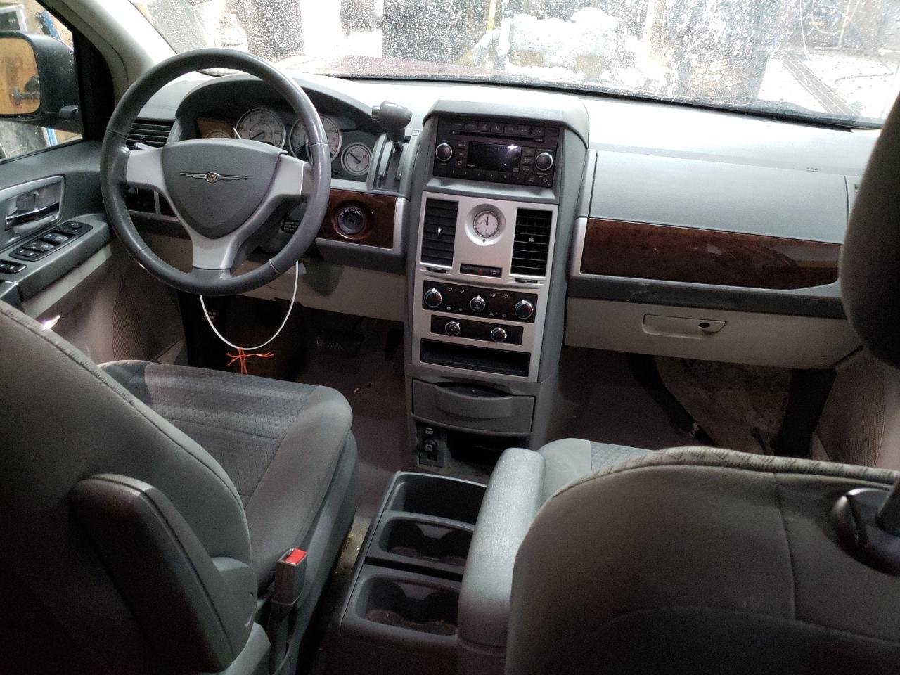2010 Chrysler Town & Country - Image 8
