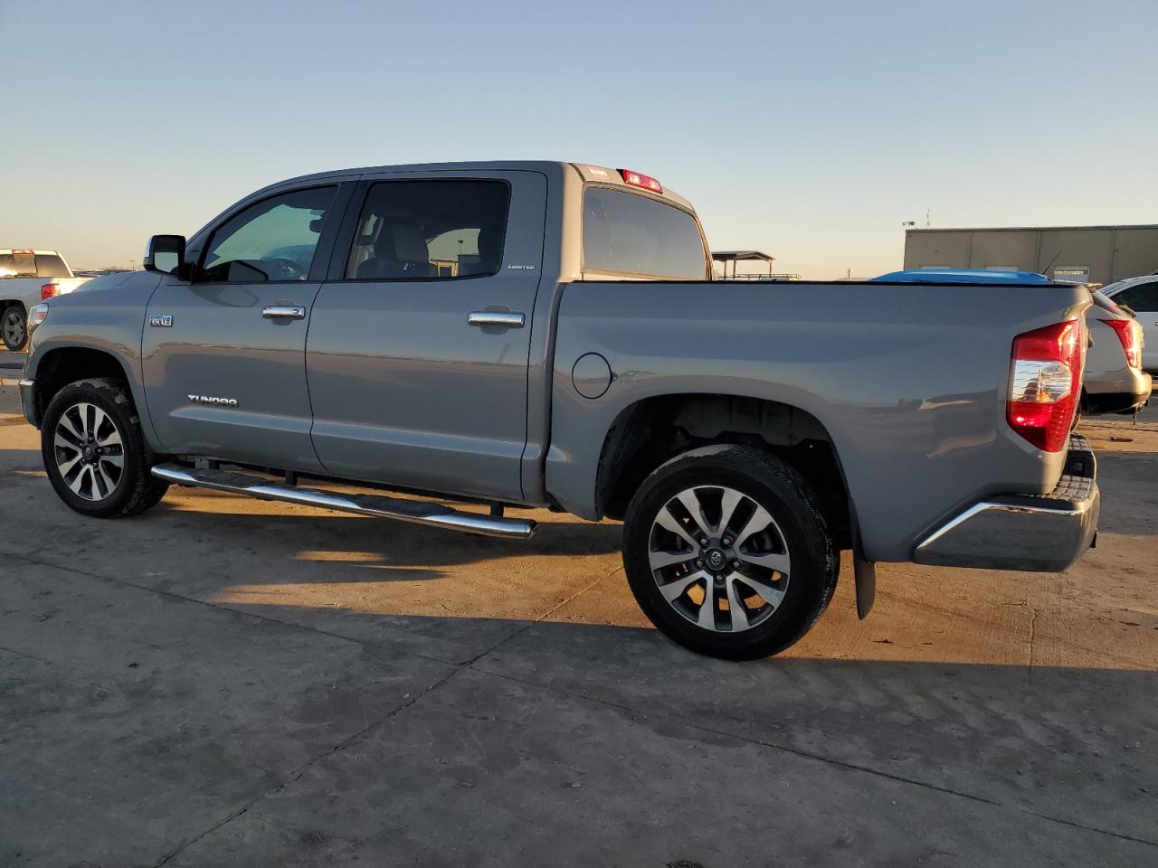 VIN 5TFFY5F16JX237455 2018 TOYOTA TUNDRA no.2