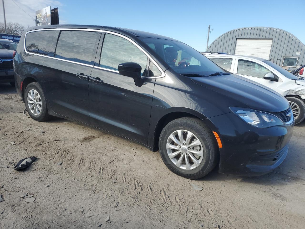 2017 Chrysler Pacifica - Image 4