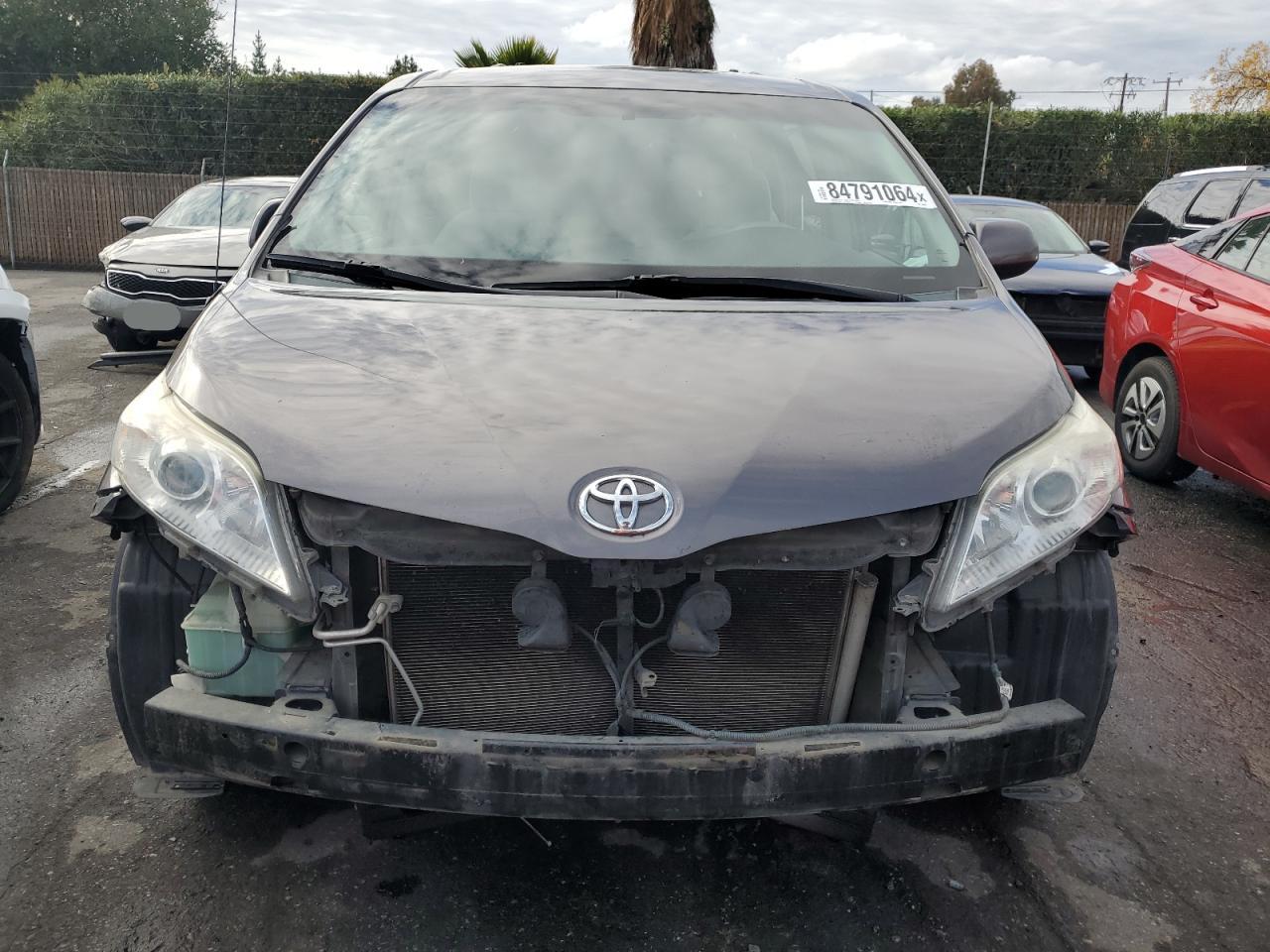 2014 Toyota Sienna - Image 5