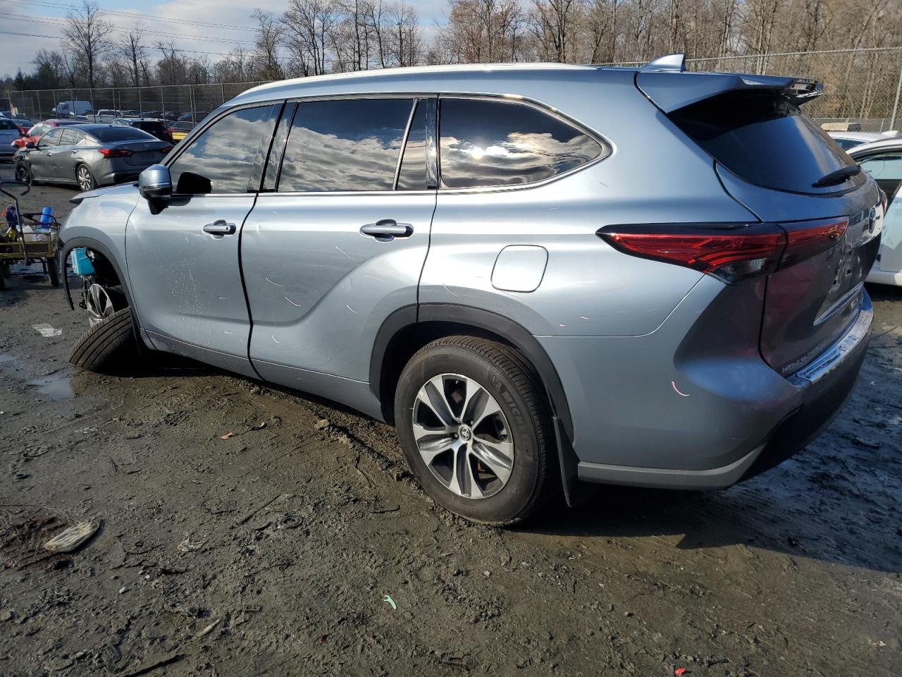 2022 Toyota Highlander - Image 2