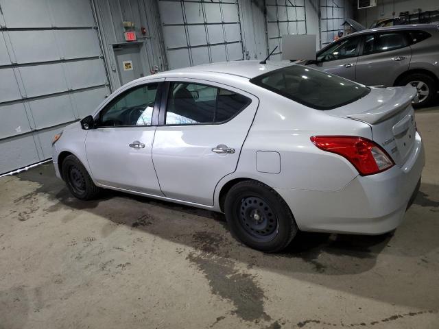 Седани NISSAN VERSA 2015 Сріблястий