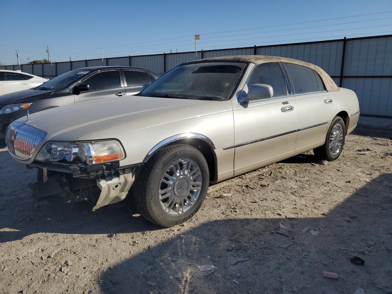2006 Lincoln Town Car - Image 1