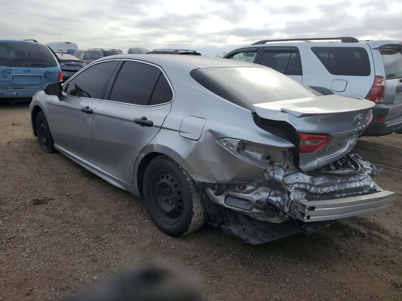 4T1B11HK1JU520621 2018 TOYOTA CAMRY - Image 2