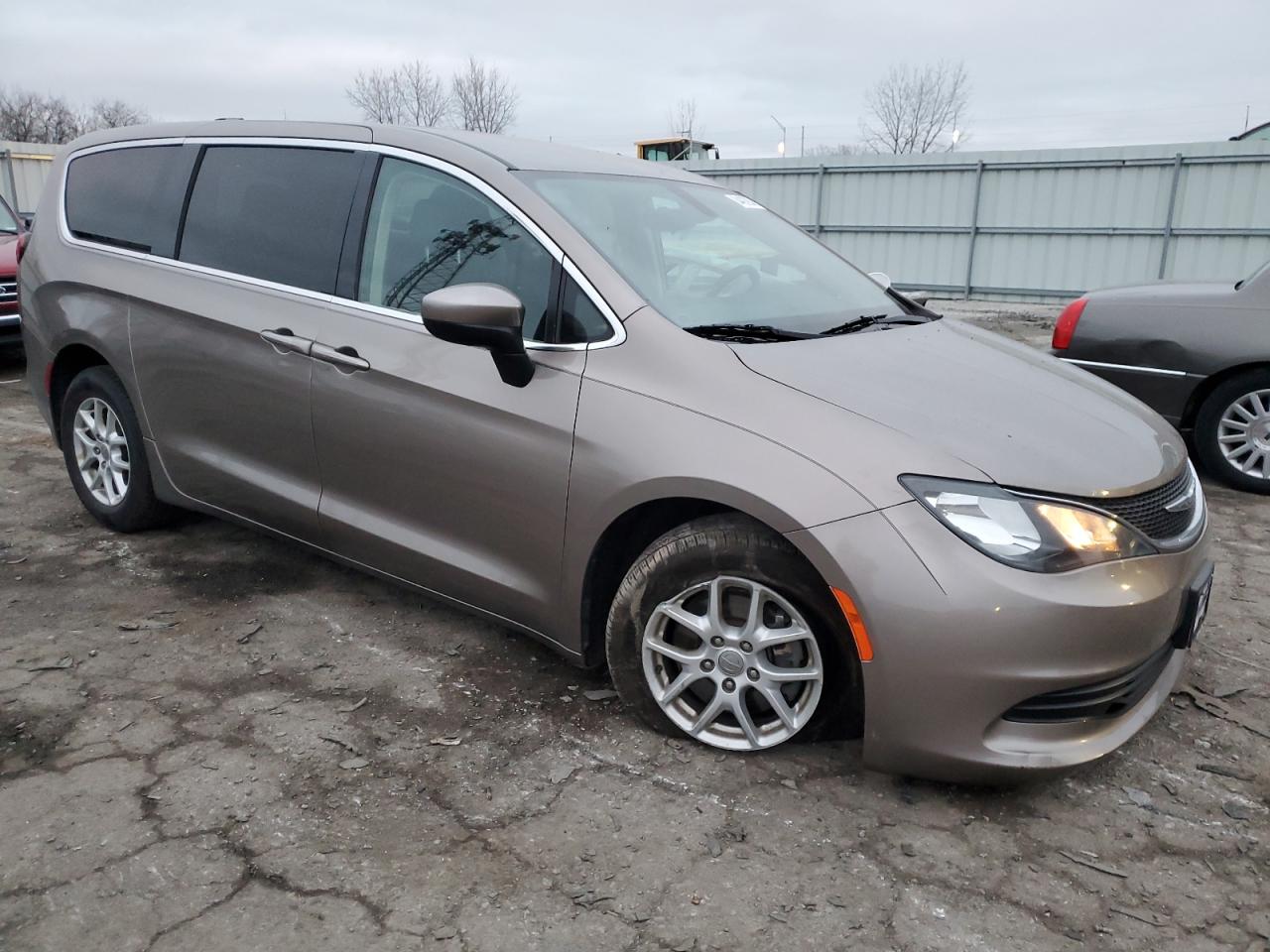 2017 Chrysler Pacifica - Image 4