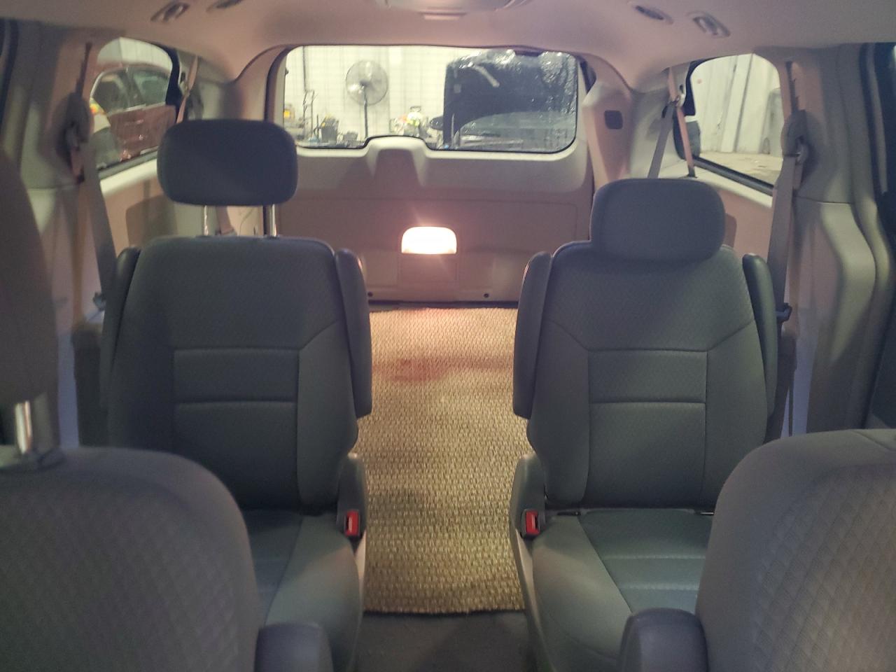 2010 Chrysler Town & Country - Image 10
