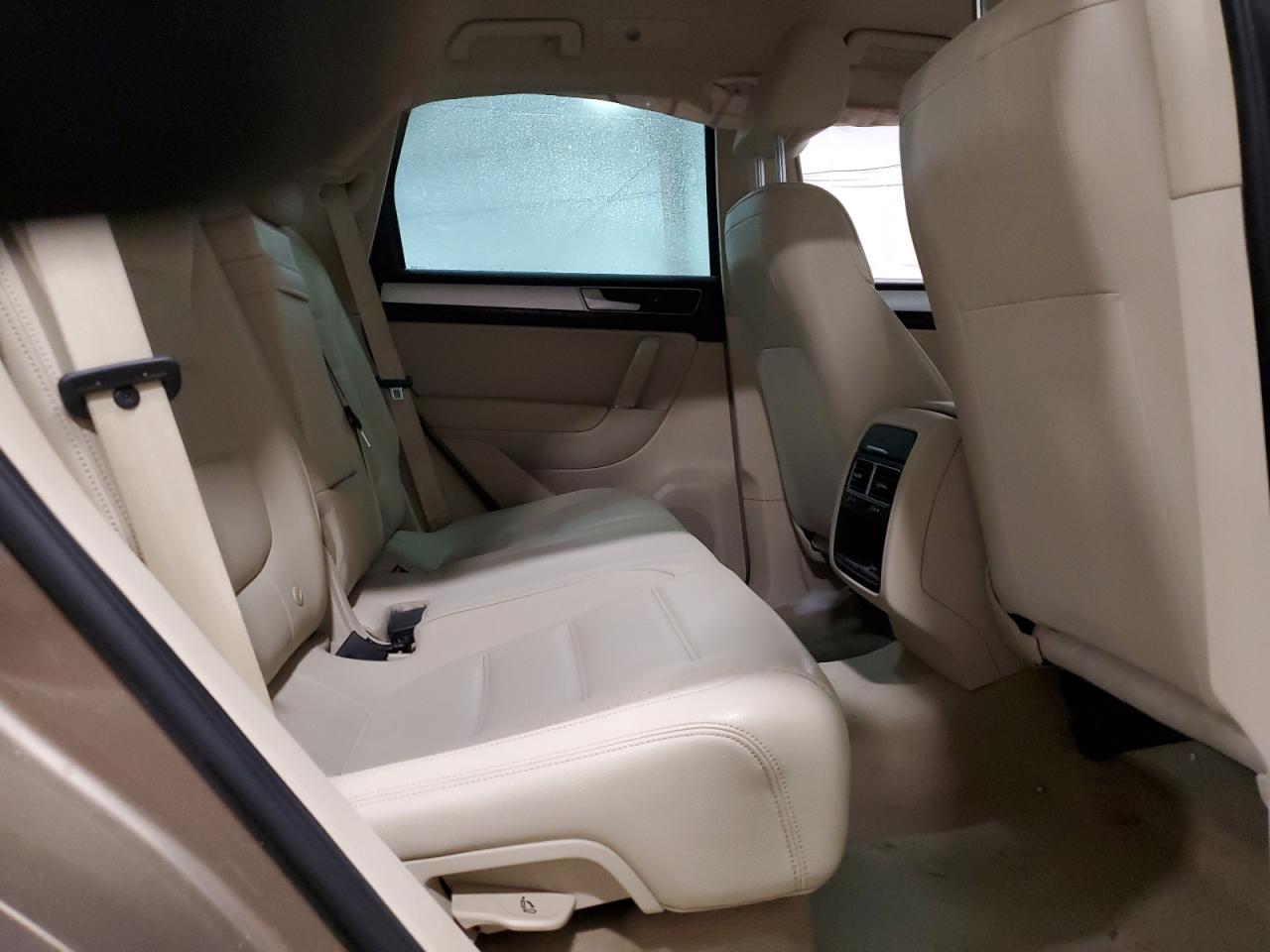 2016 Volkswagen Touareg - Image 11