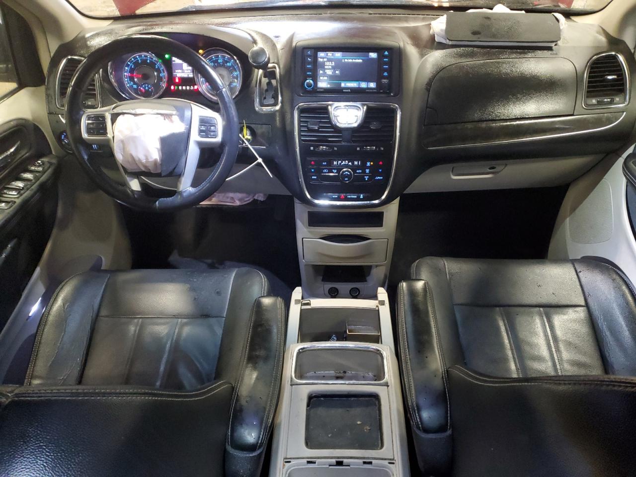 2015 Chrysler Town & Country - Image 8
