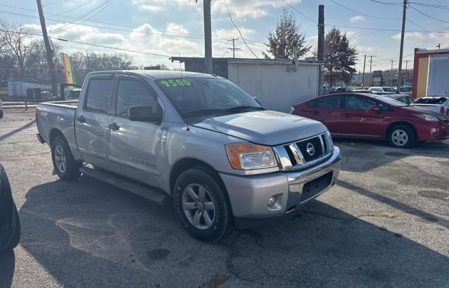 Пікапи NISSAN TITAN 2013 Сріблястий