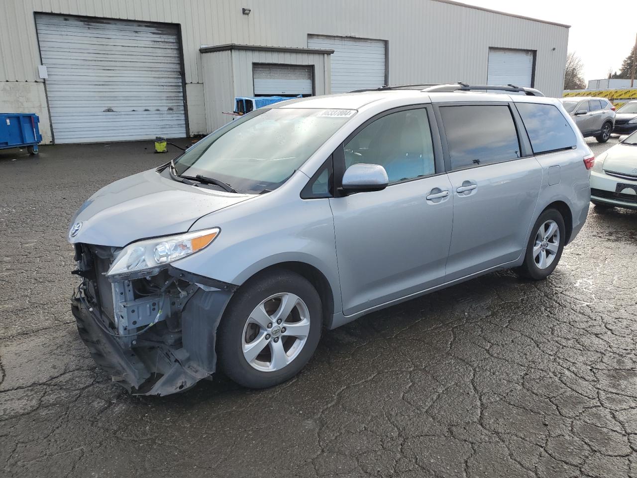 2017 Toyota Sienna Le for Sale in Woodburn, OR - Front End