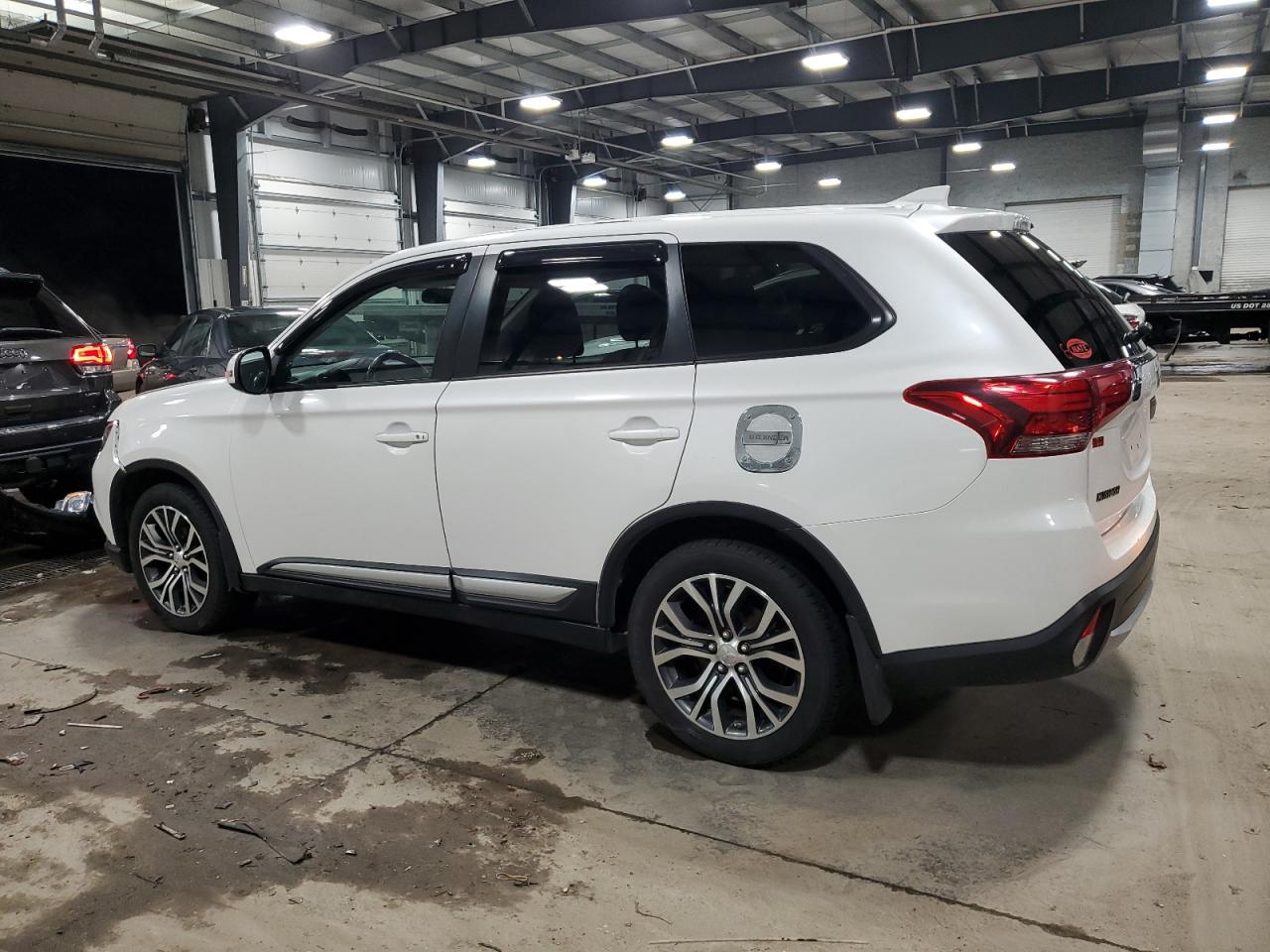 JA4AZ3A3XHZ013764 2017 MITSUBISHI OUTLANDER - Image 2