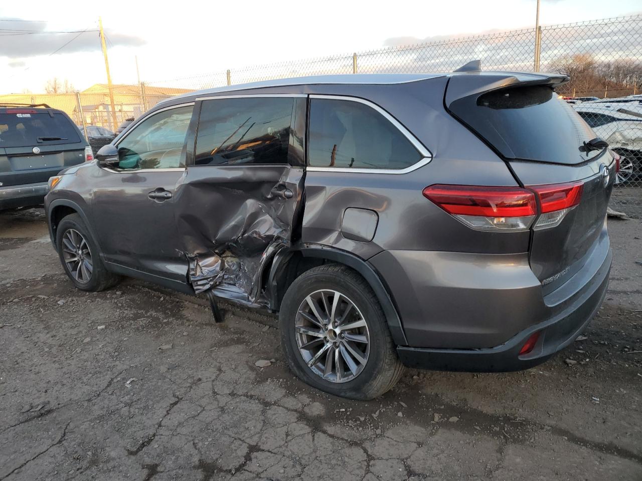 2019 Toyota Highlander - Image 2
