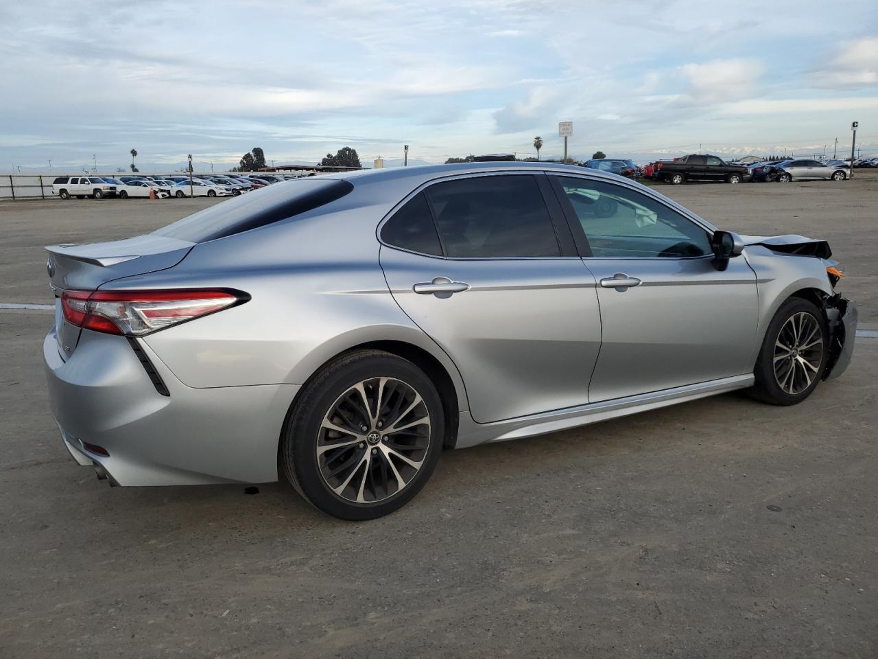 VIN 4T1B11HK3JU112590 2018 TOYOTA CAMRY no.3