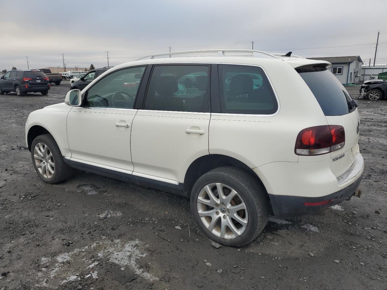 2009 Volkswagen Touareg - Image 2