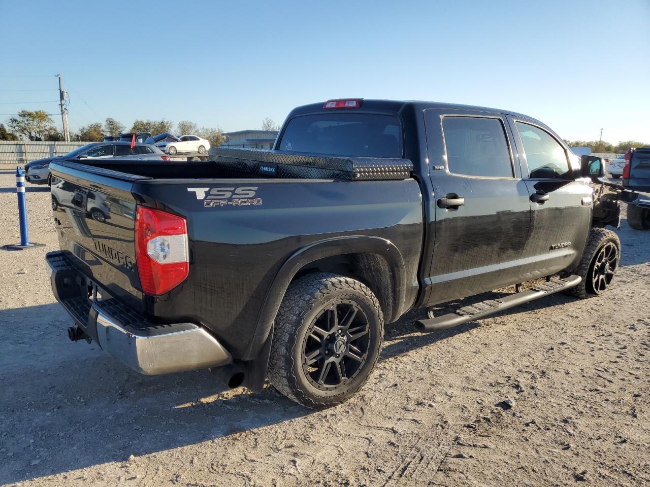 VIN 5TFDW5F15JX724840 2018 TOYOTA TUNDRA no.3