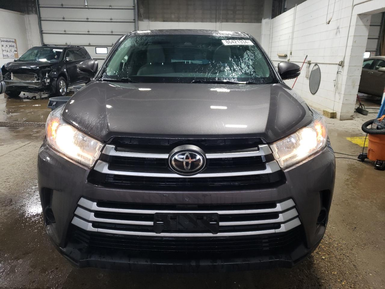 2017 Toyota Highlander - Image 5