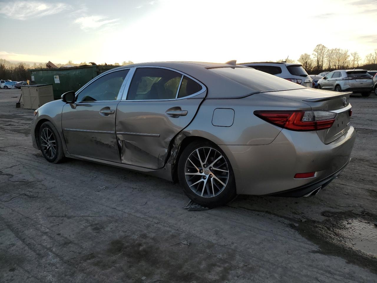 2016 Lexus ES - Image 2