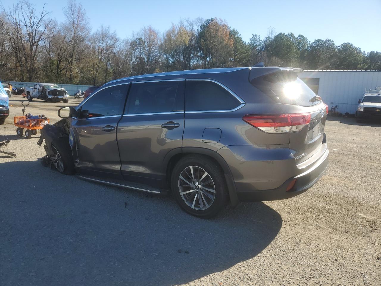 VIN 5TDKZRFH8KS555858 2019 TOYOTA HIGHLANDER no.2